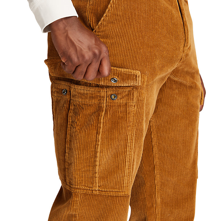Pantalon cargo en velours côtelé pour homme en marron-