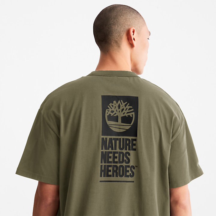 Nature Needs Heroes™ Back-graphic T-shirt voor heren in groen-