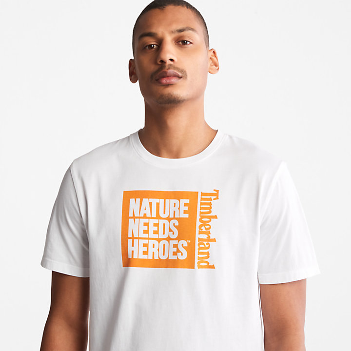 Camiseta con Estampado Gráfico Nature Needs Heroes™ para Hombre en blanco-