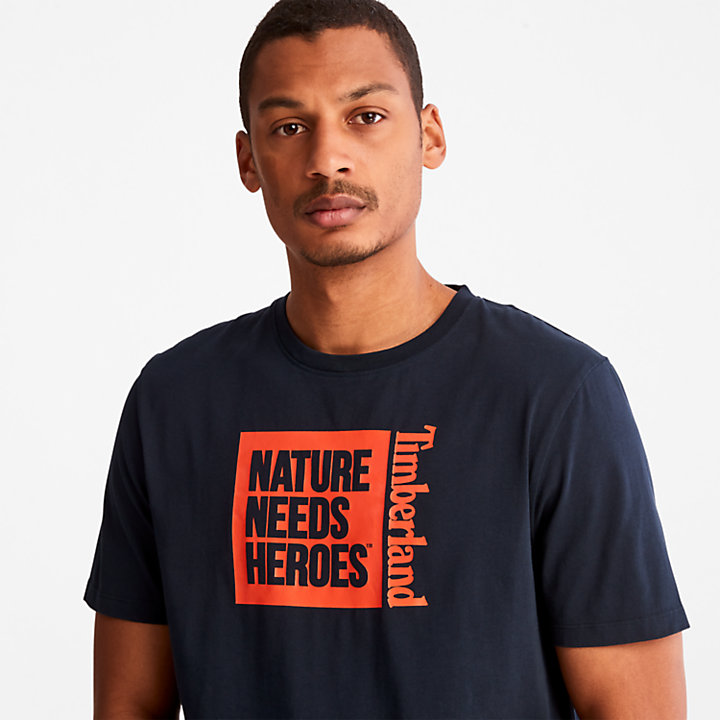 Camiseta con Estampado Gráfico Nature Needs Heroes™ para Hombre en azul marino-