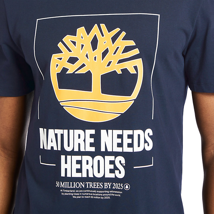Nature Needs Heroes™ T-shirt voor heren in marineblauw-