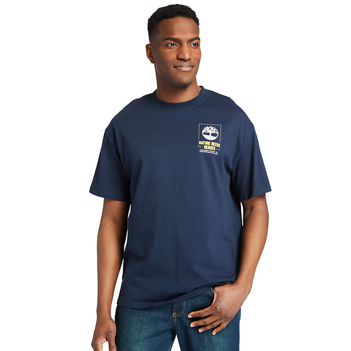 T-shirt da Uomo con Grafica sul Retro Nature Needs Heroes™ in blu marino-