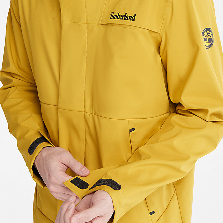 Chaqueta con capucha repelente al agua para hombre en amarillo