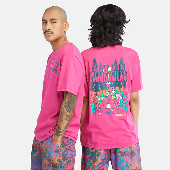 Uniseks T-shirt met High Up in the Mountain-afbeelding in roze-