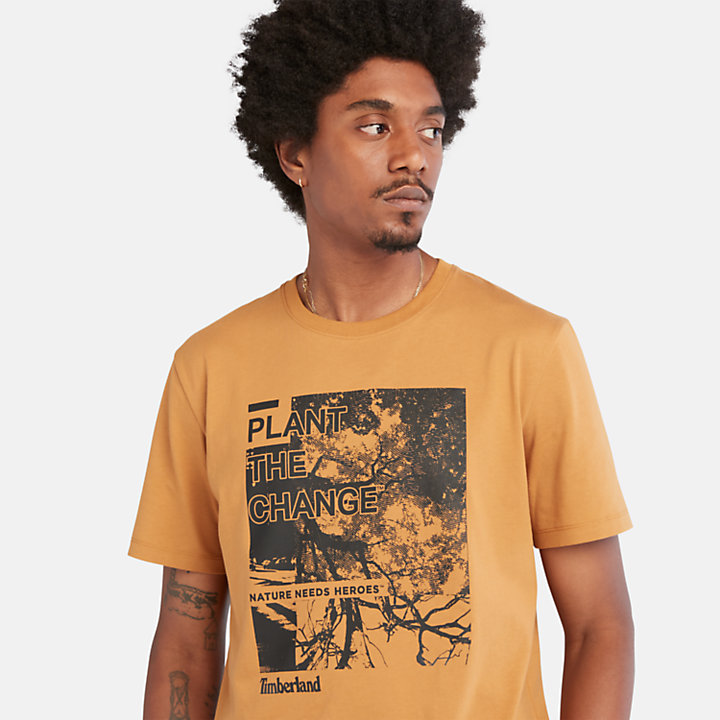 Camiseta con eslogan estampado en el pecho para hombre en amarillo oscuro-