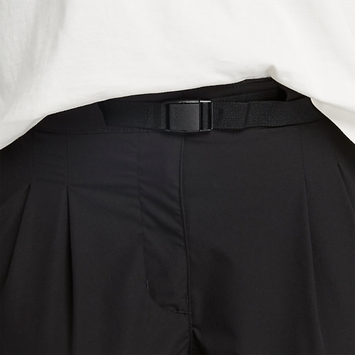 Resistente pantalón hidrófugo para mujer en negro-