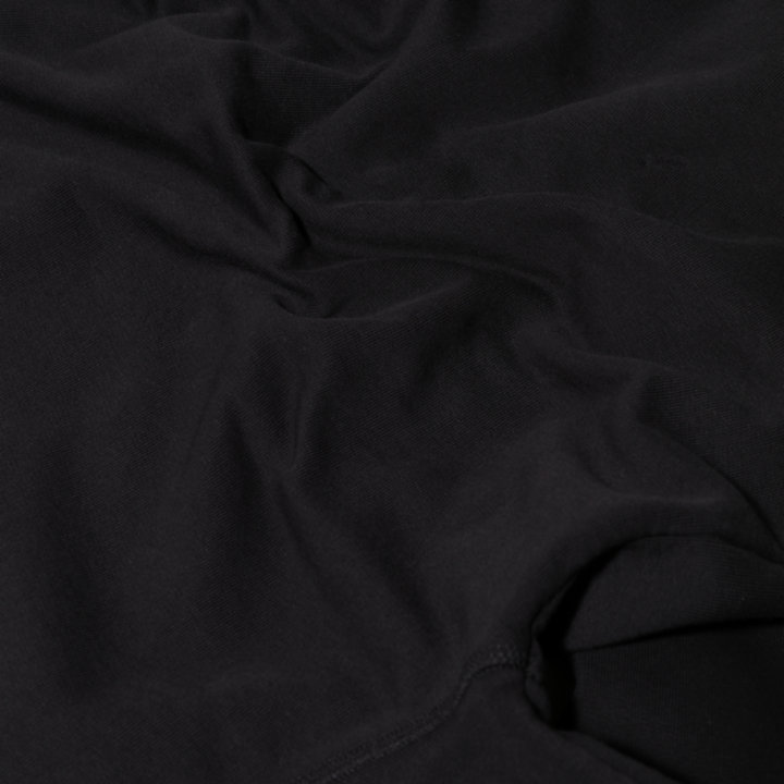 Sudadera con capucha e insignia tejida unisex en negro-