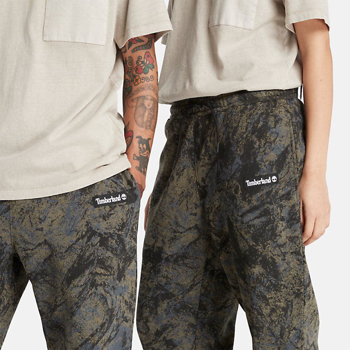 All Gender All-Over Printed Mountains Jogginghose in Tarn-Print-